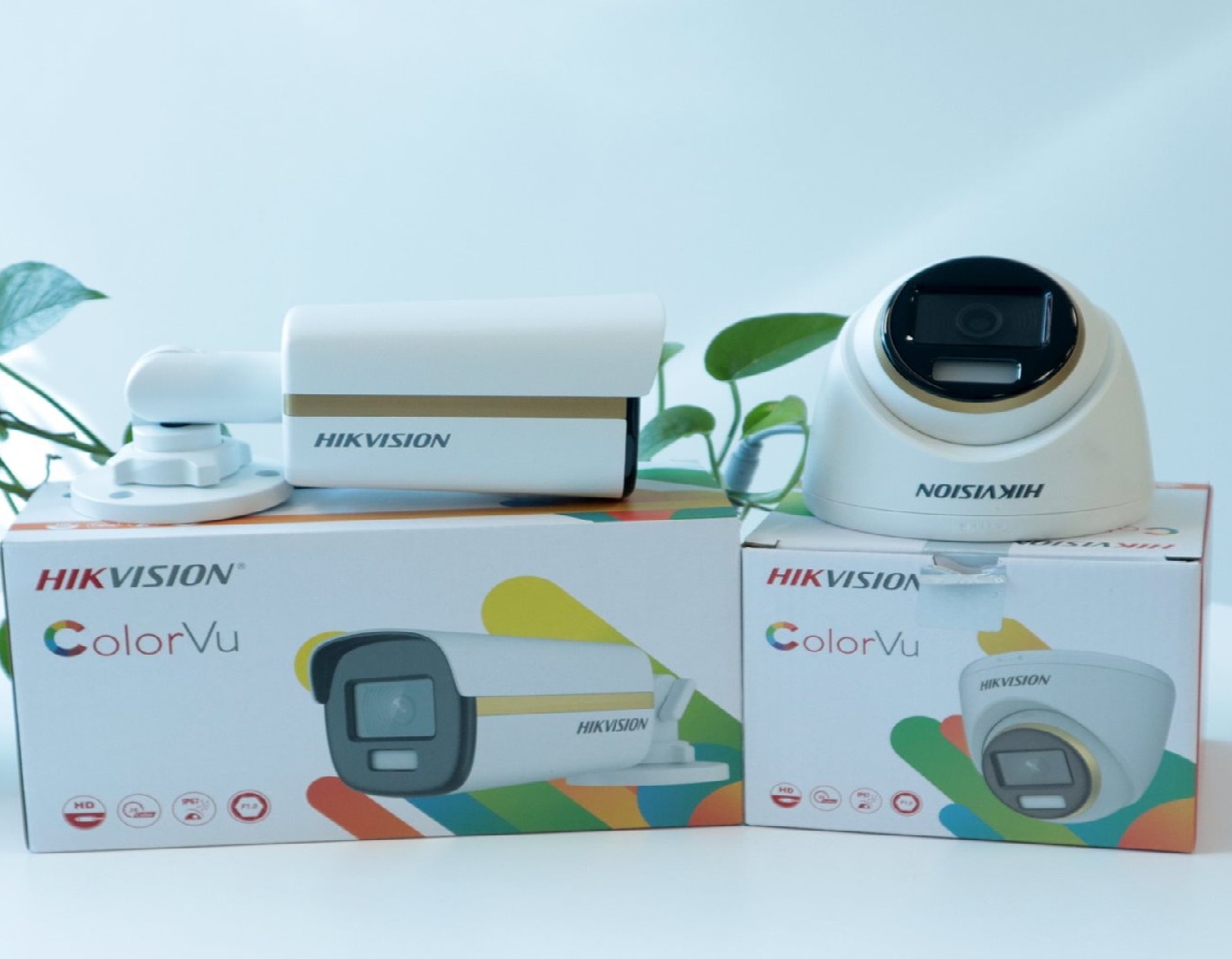 Hikvision DS-2CE12DF3T-FS demo ghi hình màu ban đêm ngoài trời với đèn trợ sáng ấm